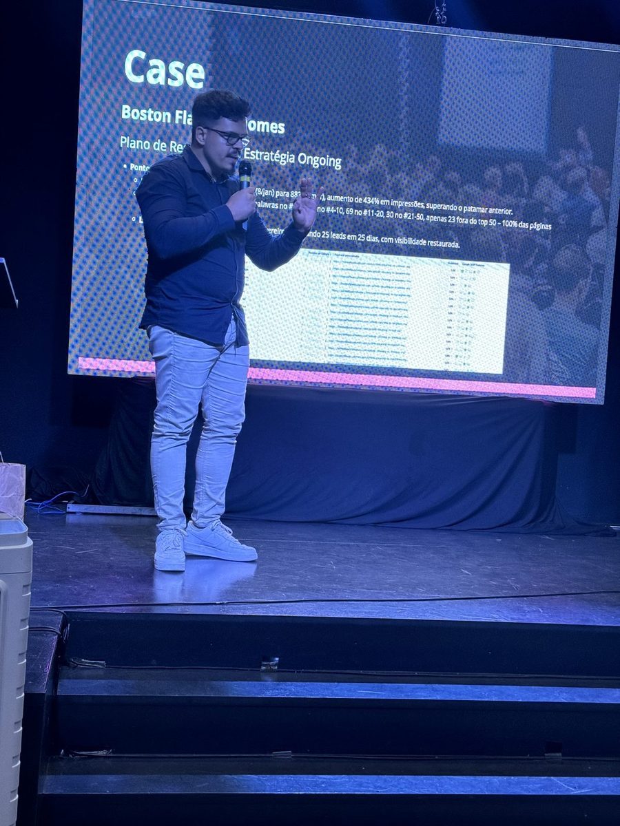Renan Mesquita palestrando sobre SEO em evento de marketing