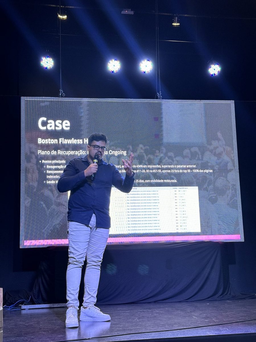 Renan Mesquita apresentando case de recuperação SEO